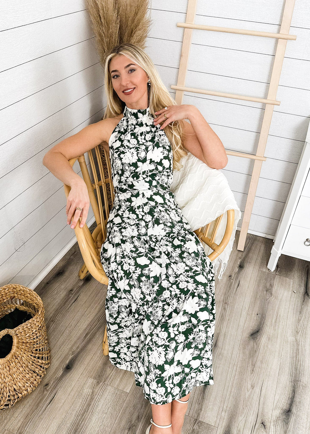 Vestido de verano con escote halter y capas 