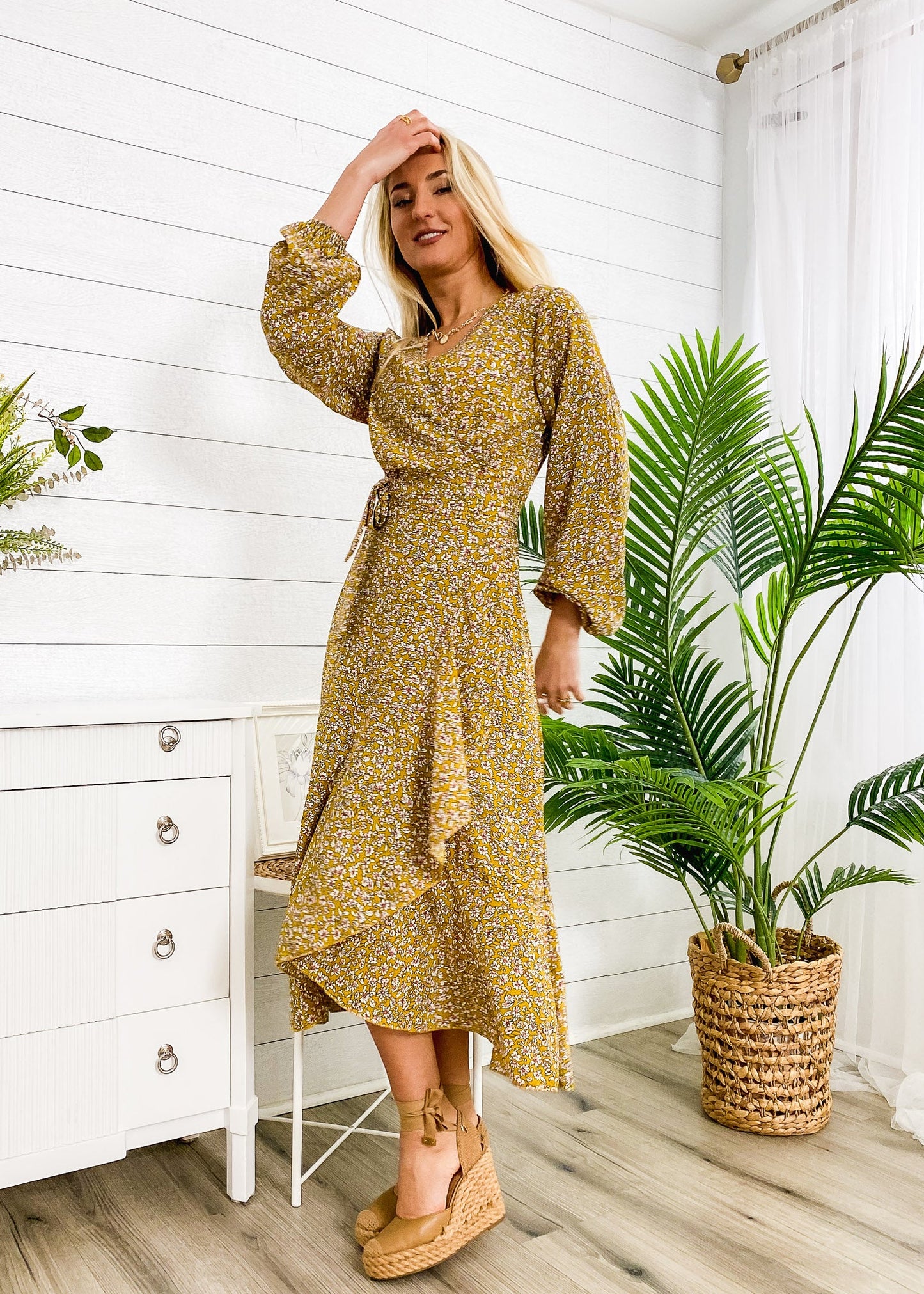 Vestido midi cruzado con estampado floral 