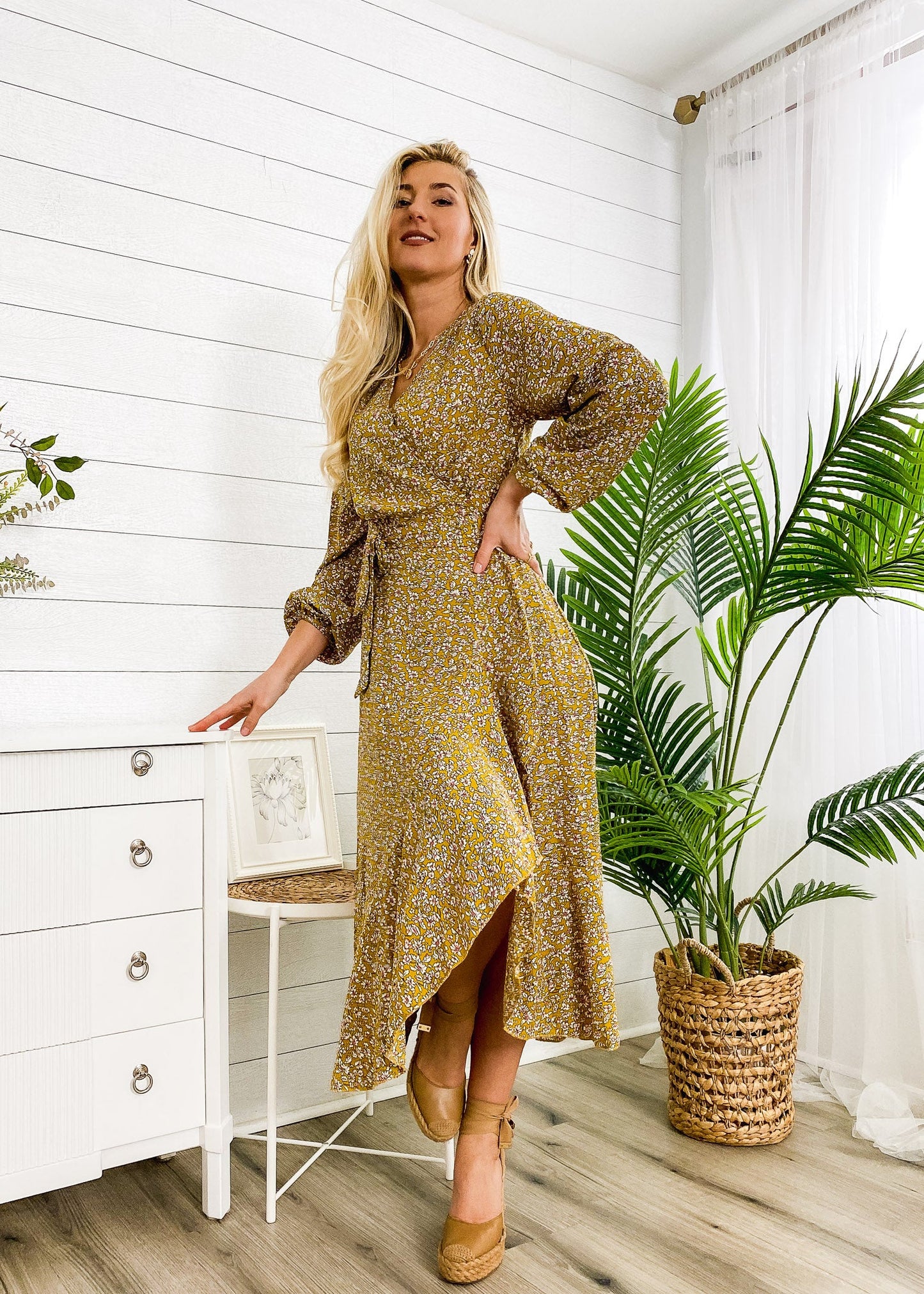 Vestido midi cruzado con estampado floral 