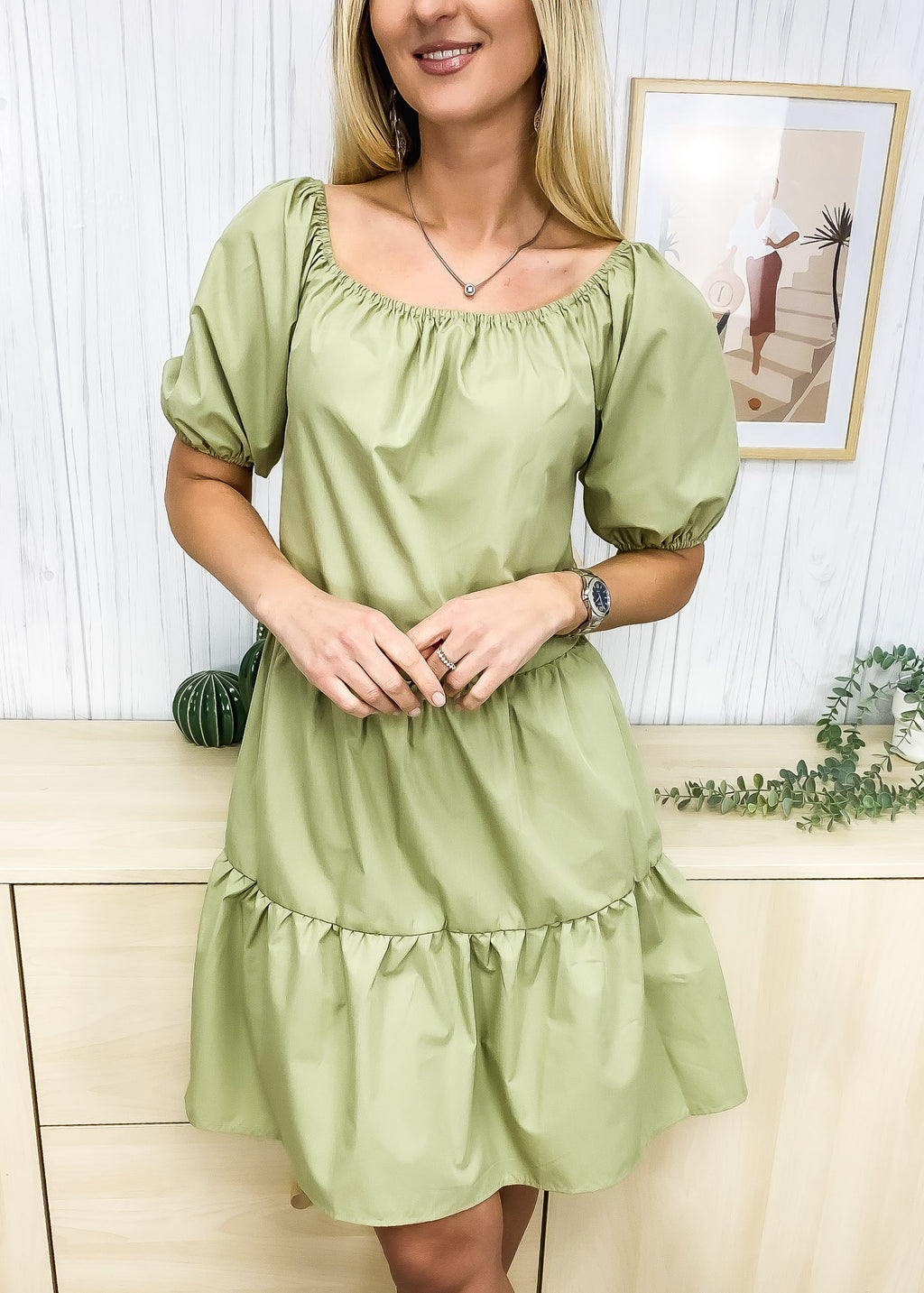 Vestido clásico con cuello redondo y mangas abullonadas 