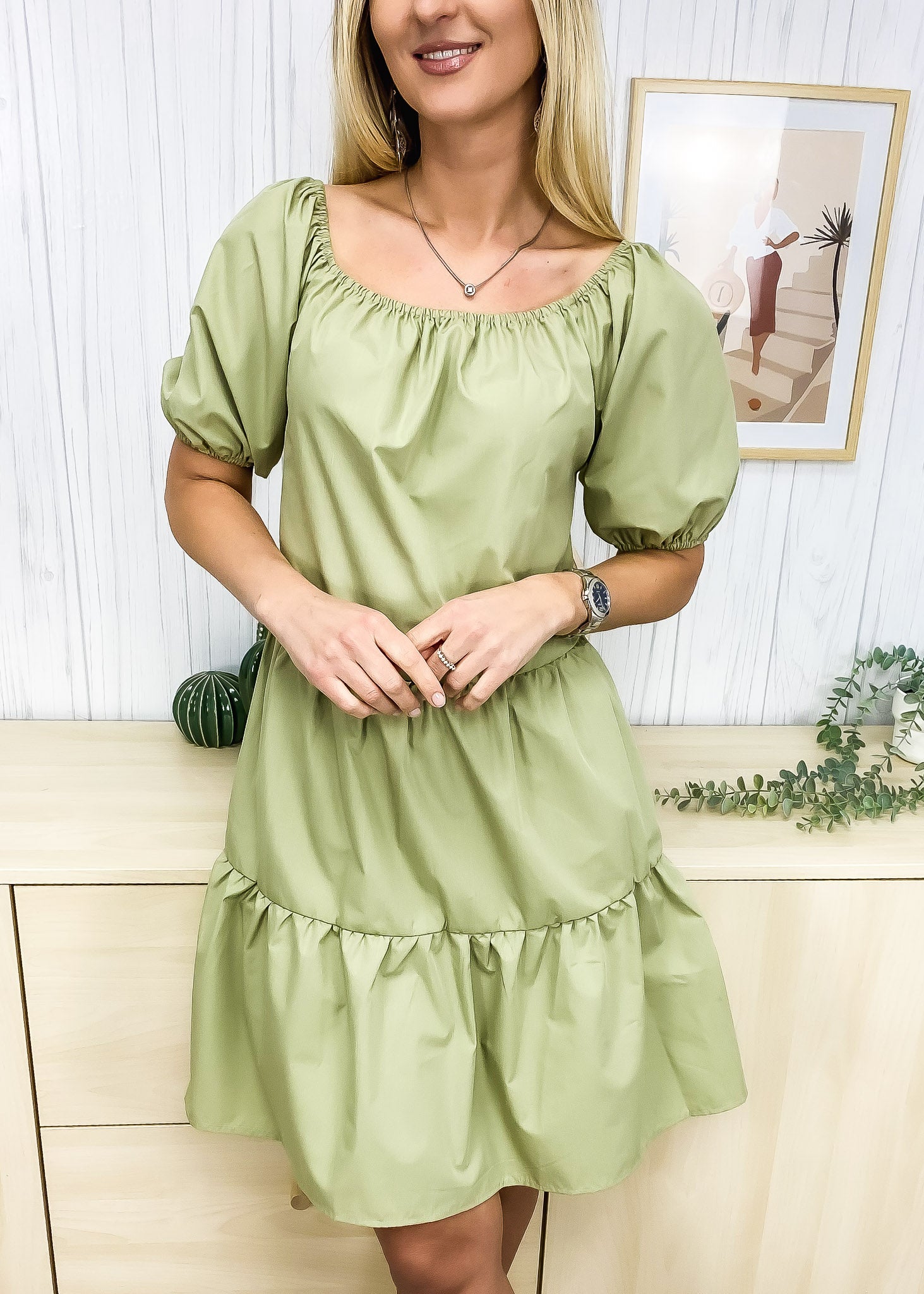 Vestido clásico con cuello redondo y mangas abullonadas 