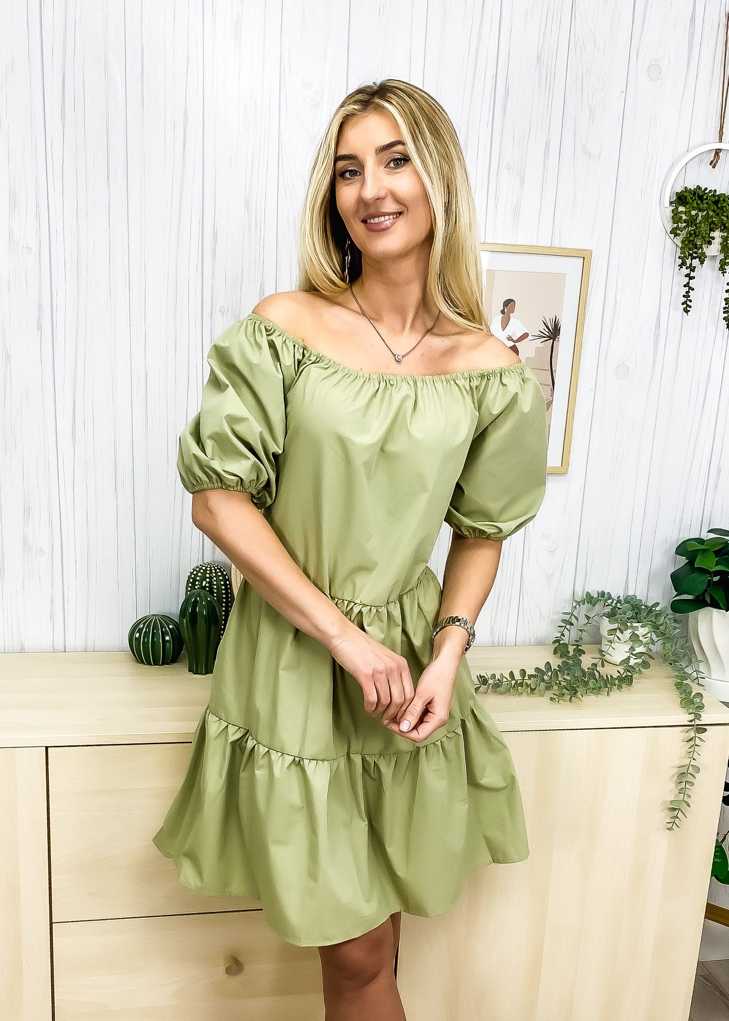 Vestido clásico con cuello redondo y mangas abullonadas 