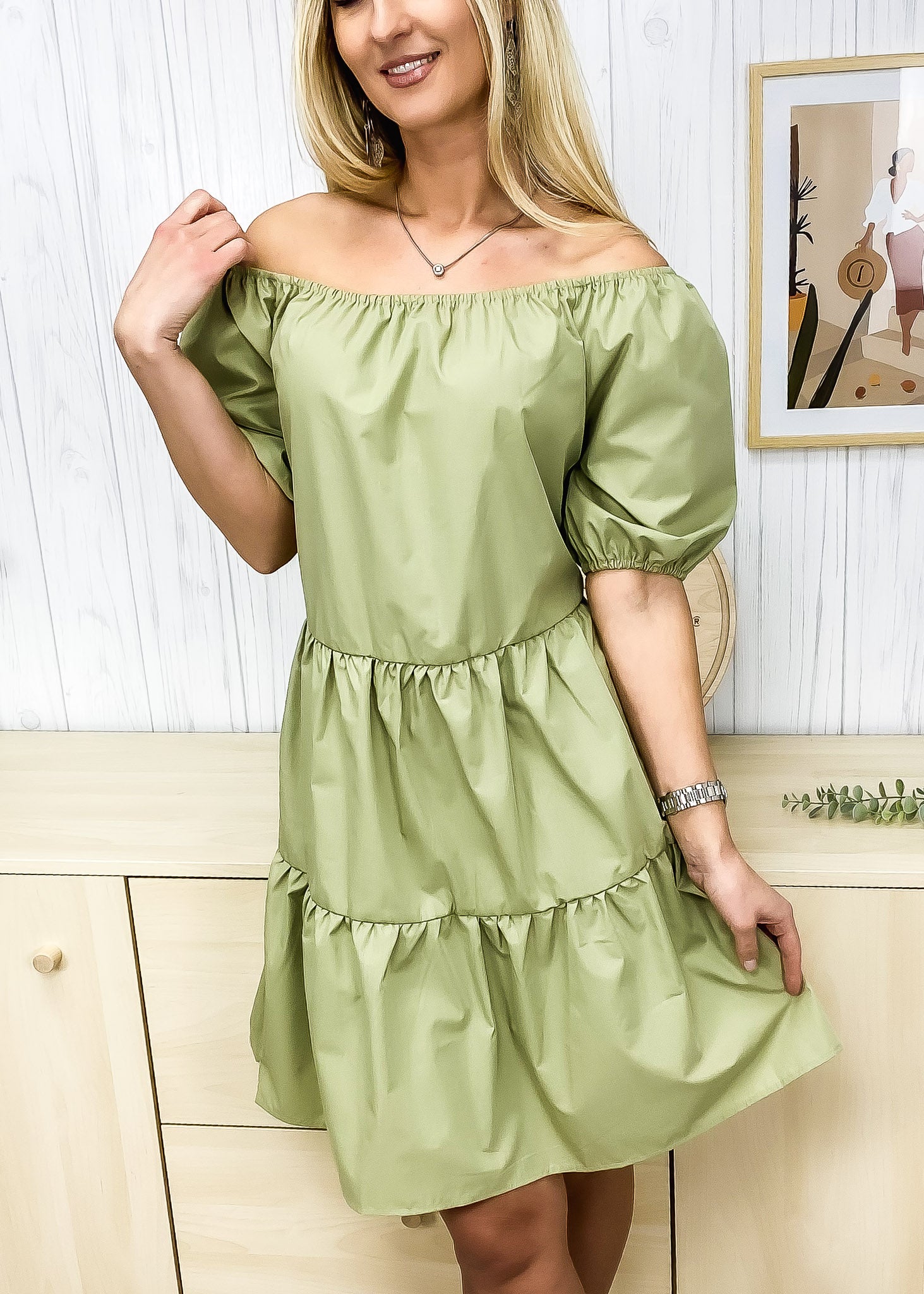 Vestido clásico con cuello redondo y mangas abullonadas 
