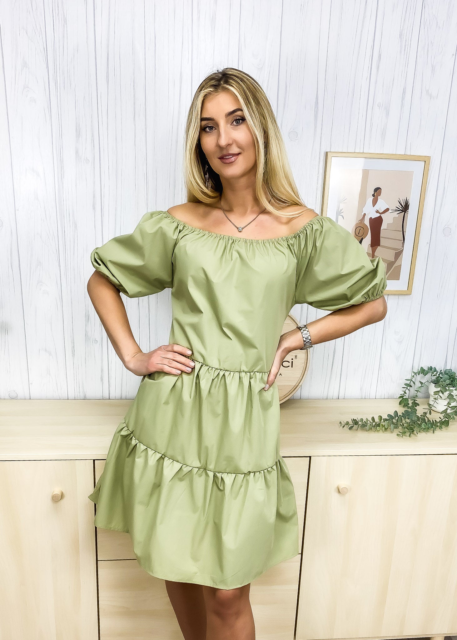 Vestido clásico con cuello redondo y mangas abullonadas 
