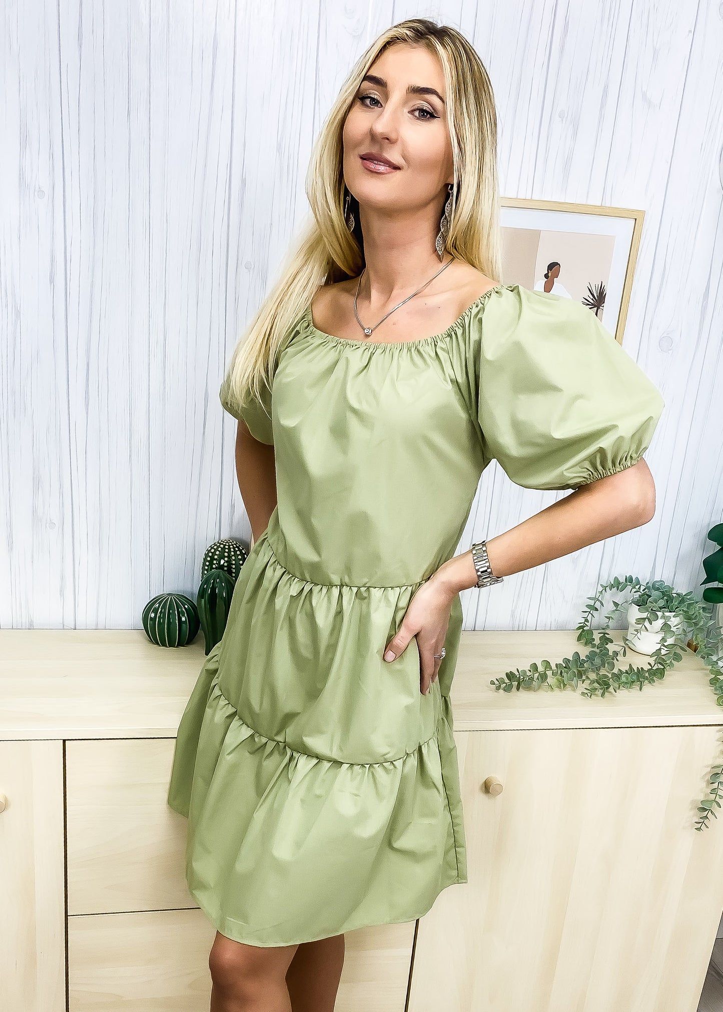 Vestido clásico con cuello redondo y mangas abullonadas 