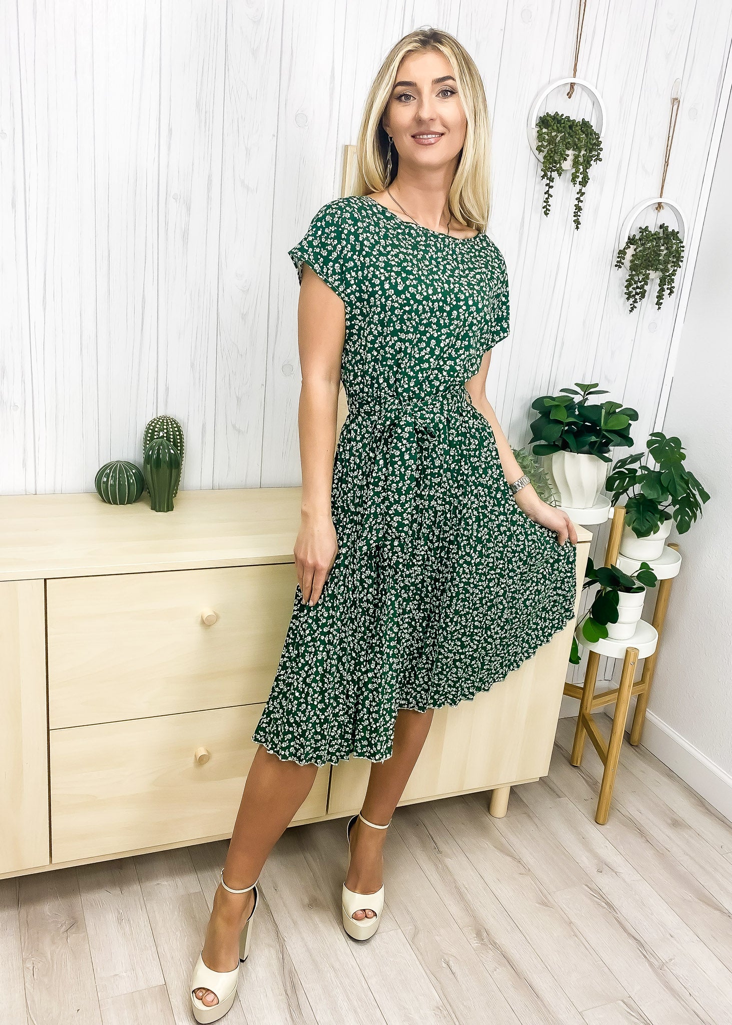 Round Neck Ditsy Floral Print Pleated Dress Below Knee Length