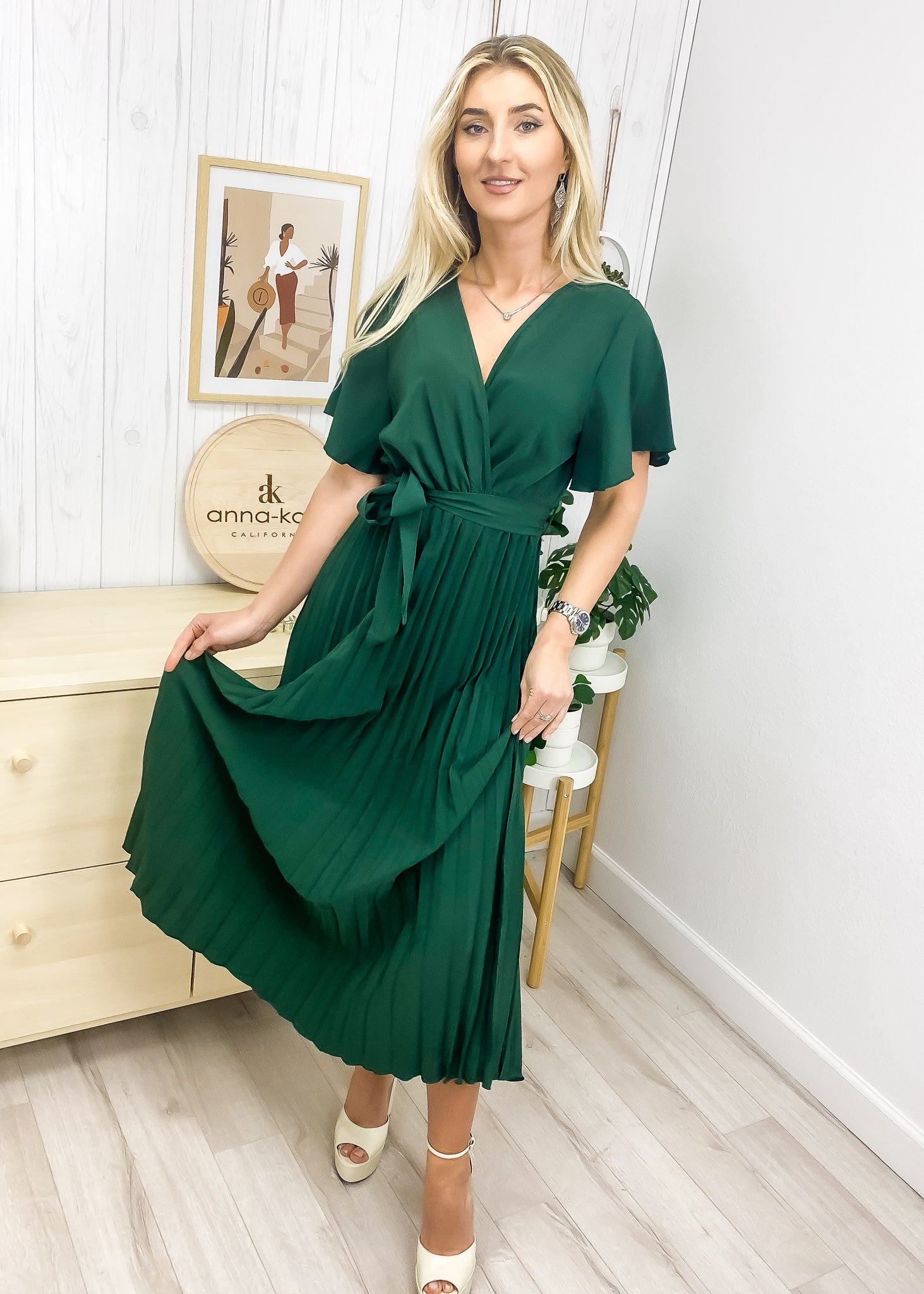 Vestido cruzado plisado con mangas abullonadas 