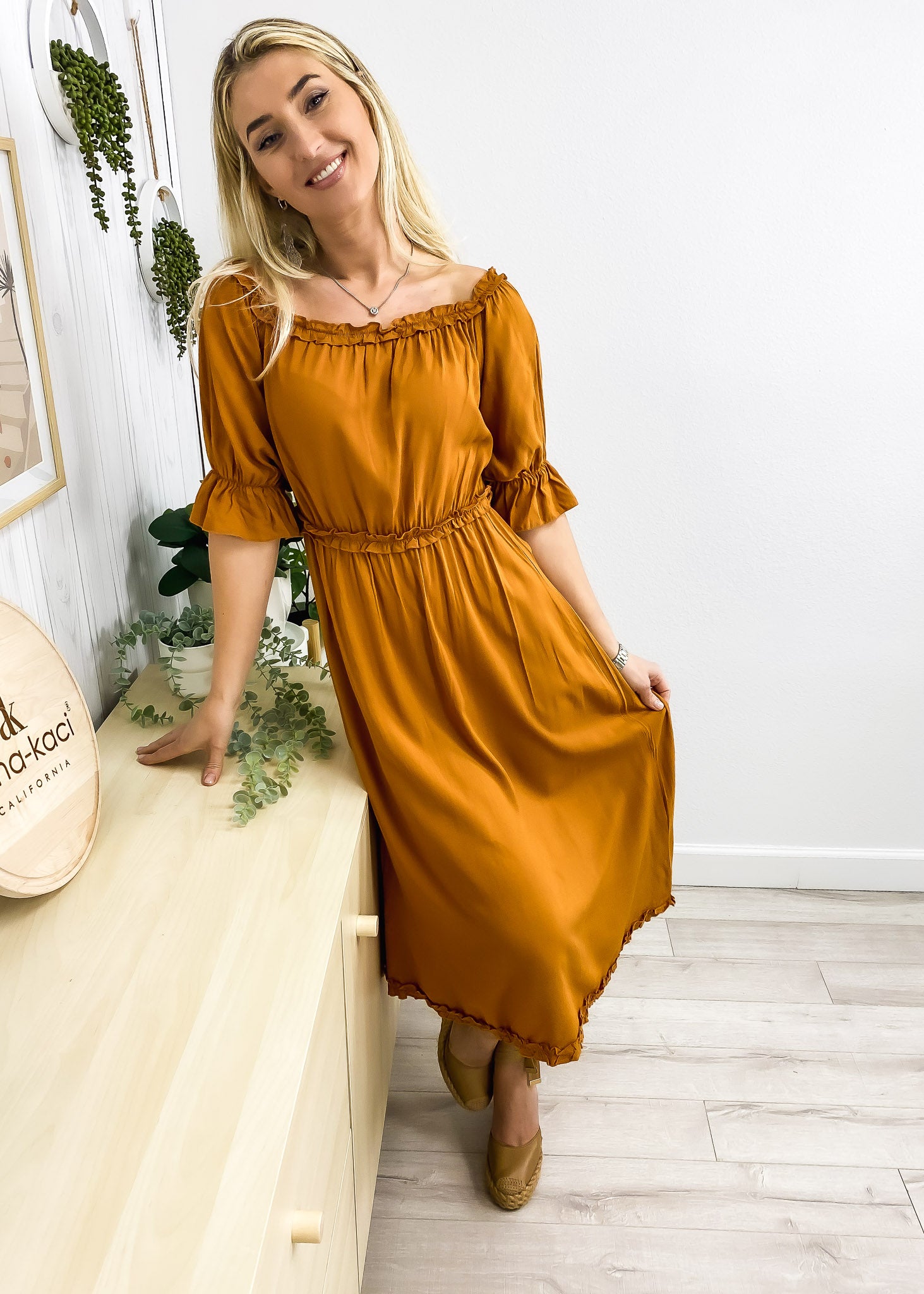 Vestido con hombros descubiertos y ribete de volantes 