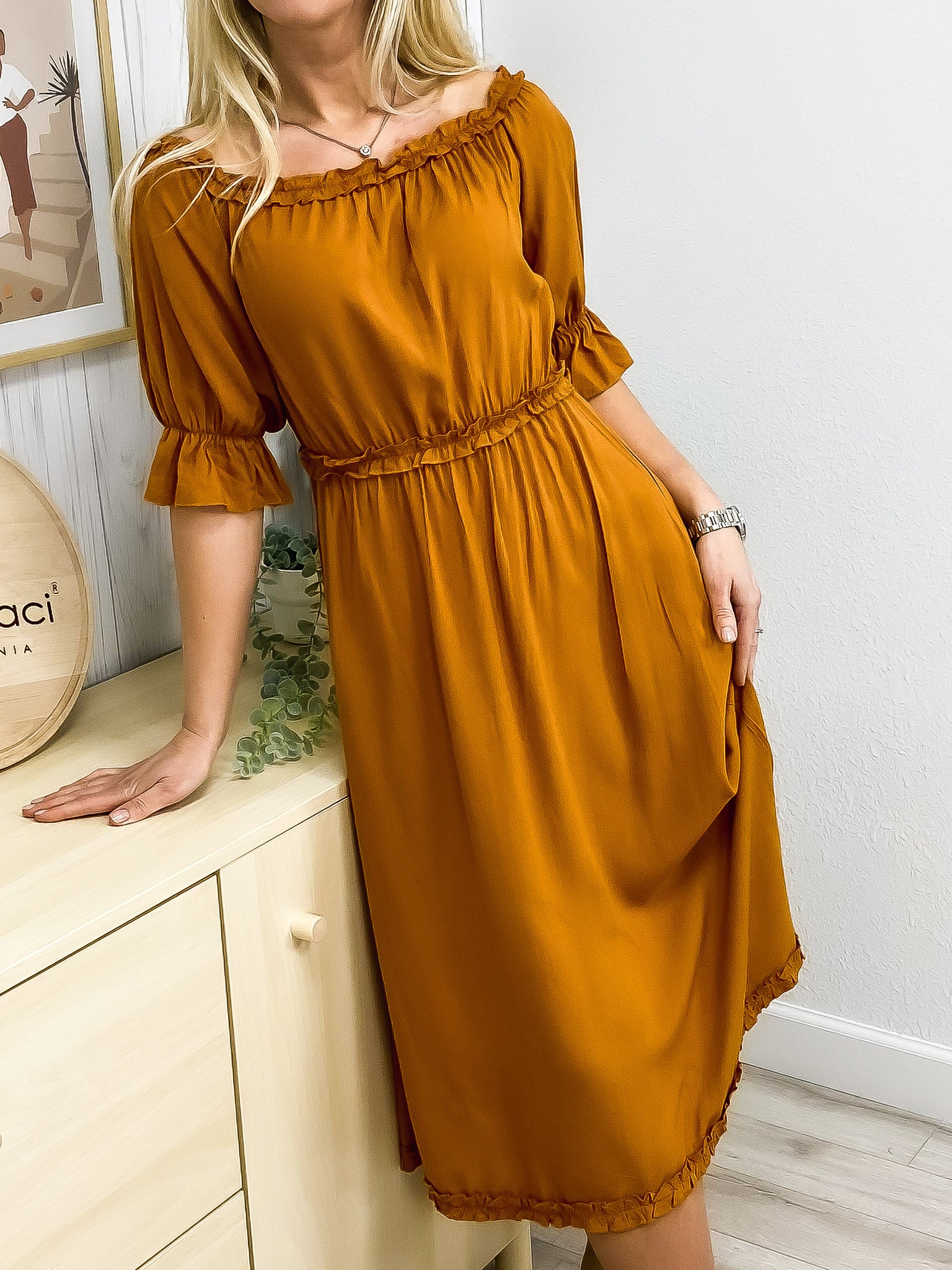 Vestido con hombros descubiertos y ribete de volantes 