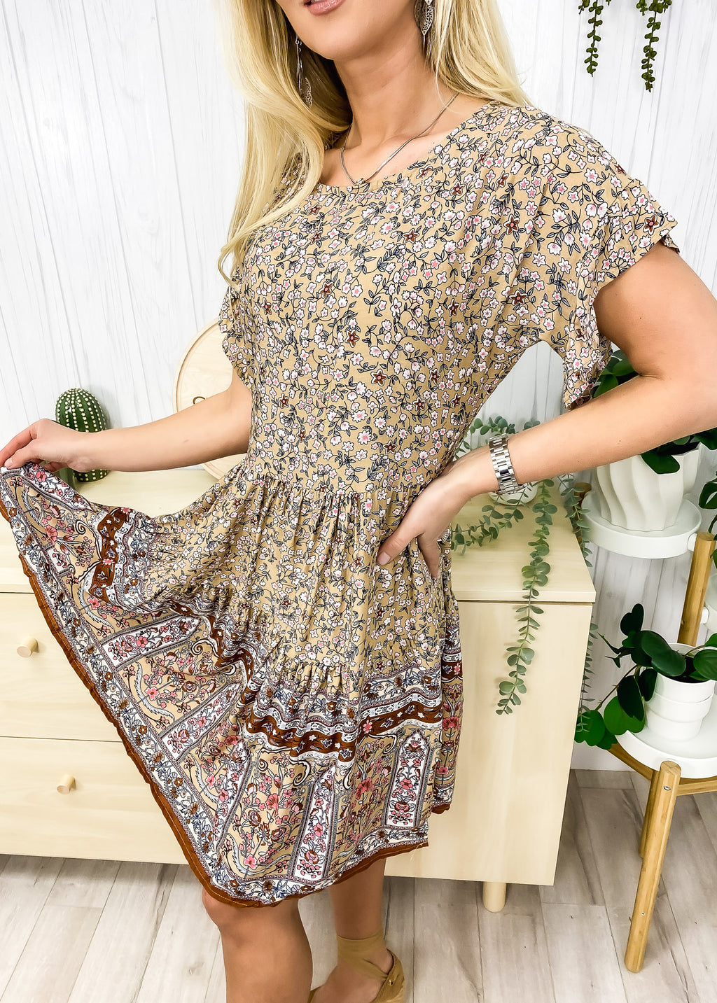 Vestido bohemio de manga corta con volantes 
