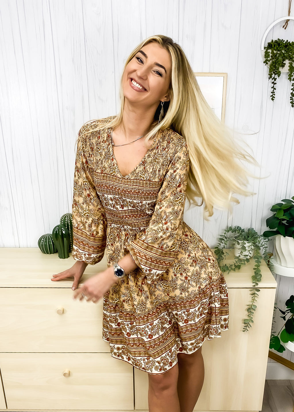 Vestido con escote en V y estampado bohemio 