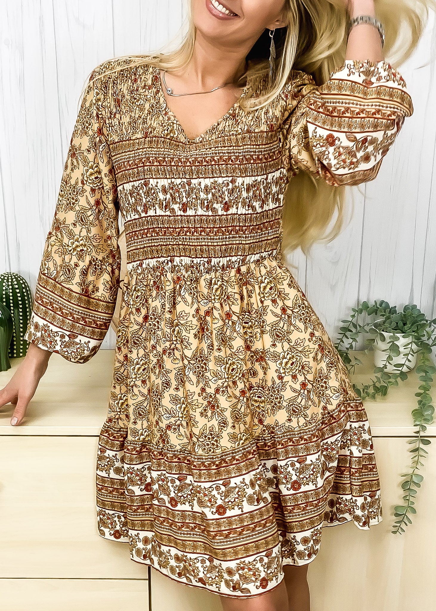 Vestido con escote en V y estampado bohemio 