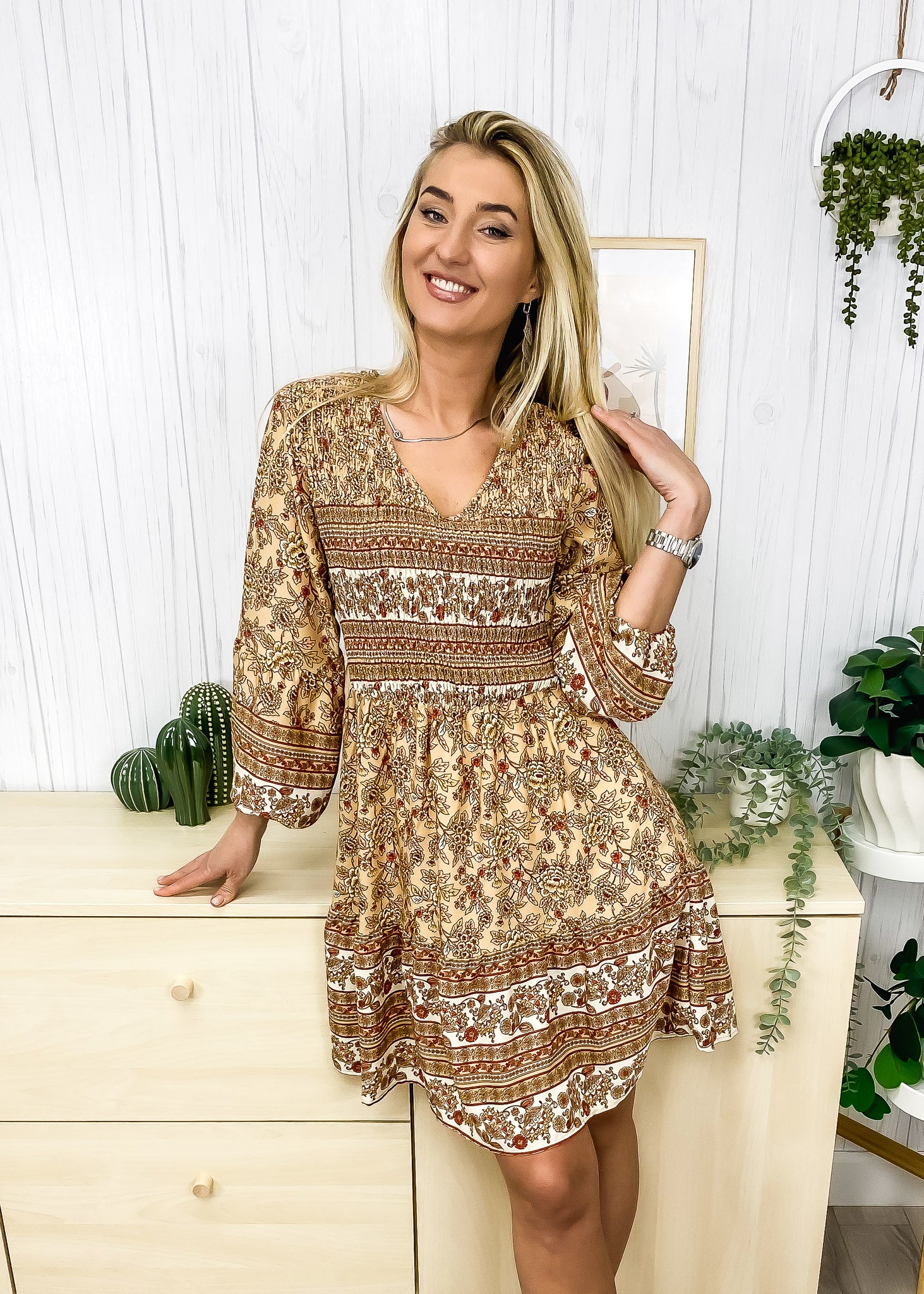 Vestido con escote en V y estampado bohemio 