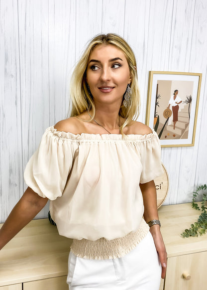 Blusa delicada con hombros descubiertos
