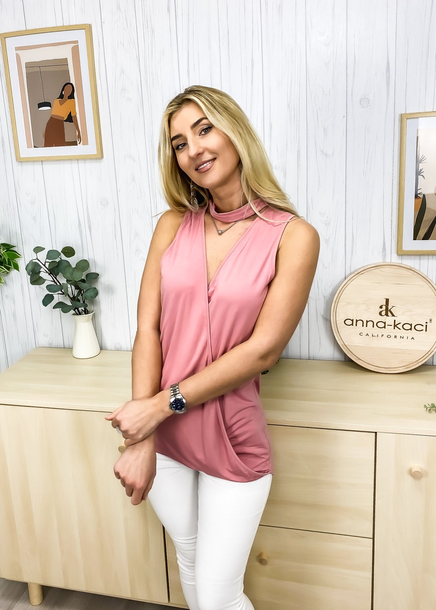 Camisa holgada con escote en V y gargantilla