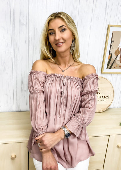 Blusa estilo bohemio semitransparente con hombros descubiertos