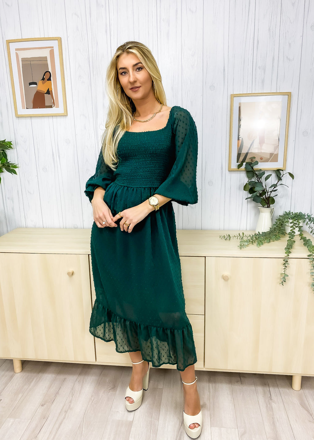 Vestido midi de lunares suizos con escote cuadrado 