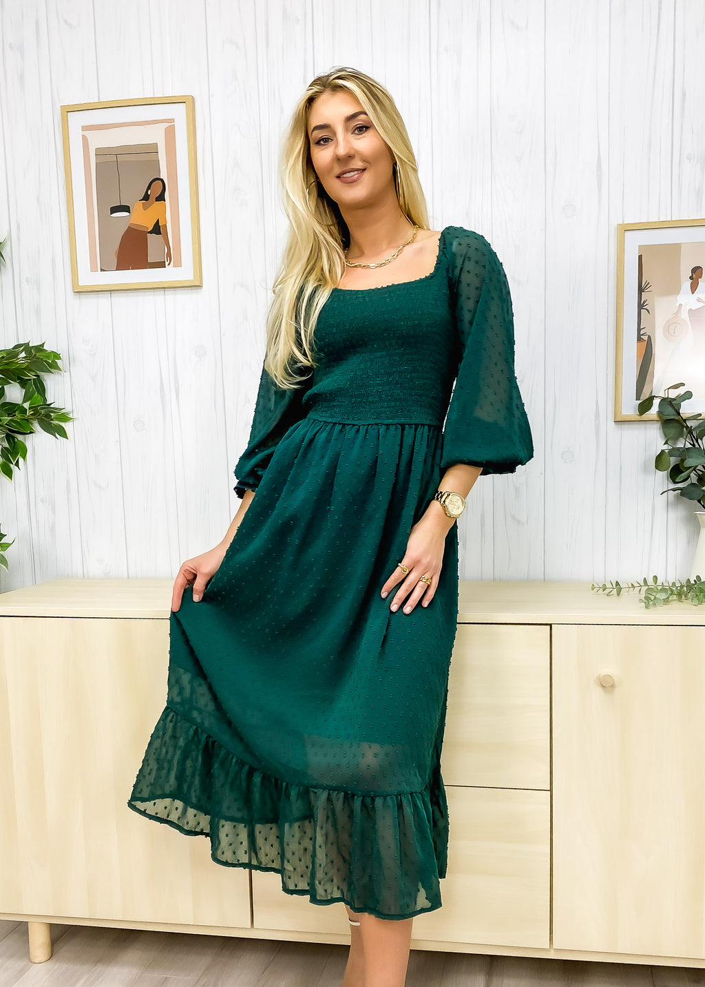 Vestido midi de lunares suizos con escote cuadrado 