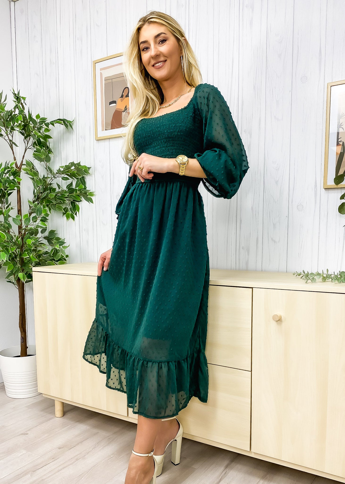 Vestido midi de lunares suizos con escote cuadrado 