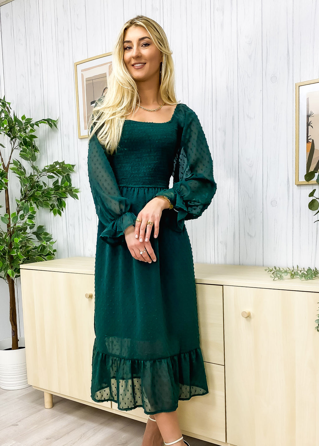 Vestido midi de lunares suizos con escote cuadrado 