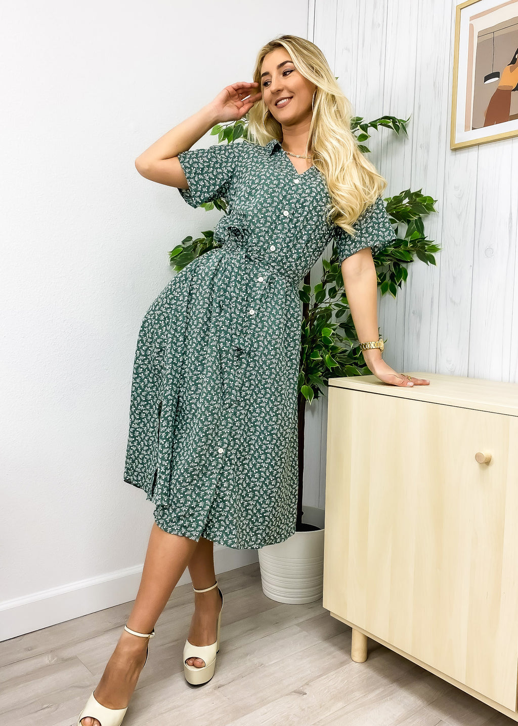 Vestido con cuello y estampado de flores ditsy 