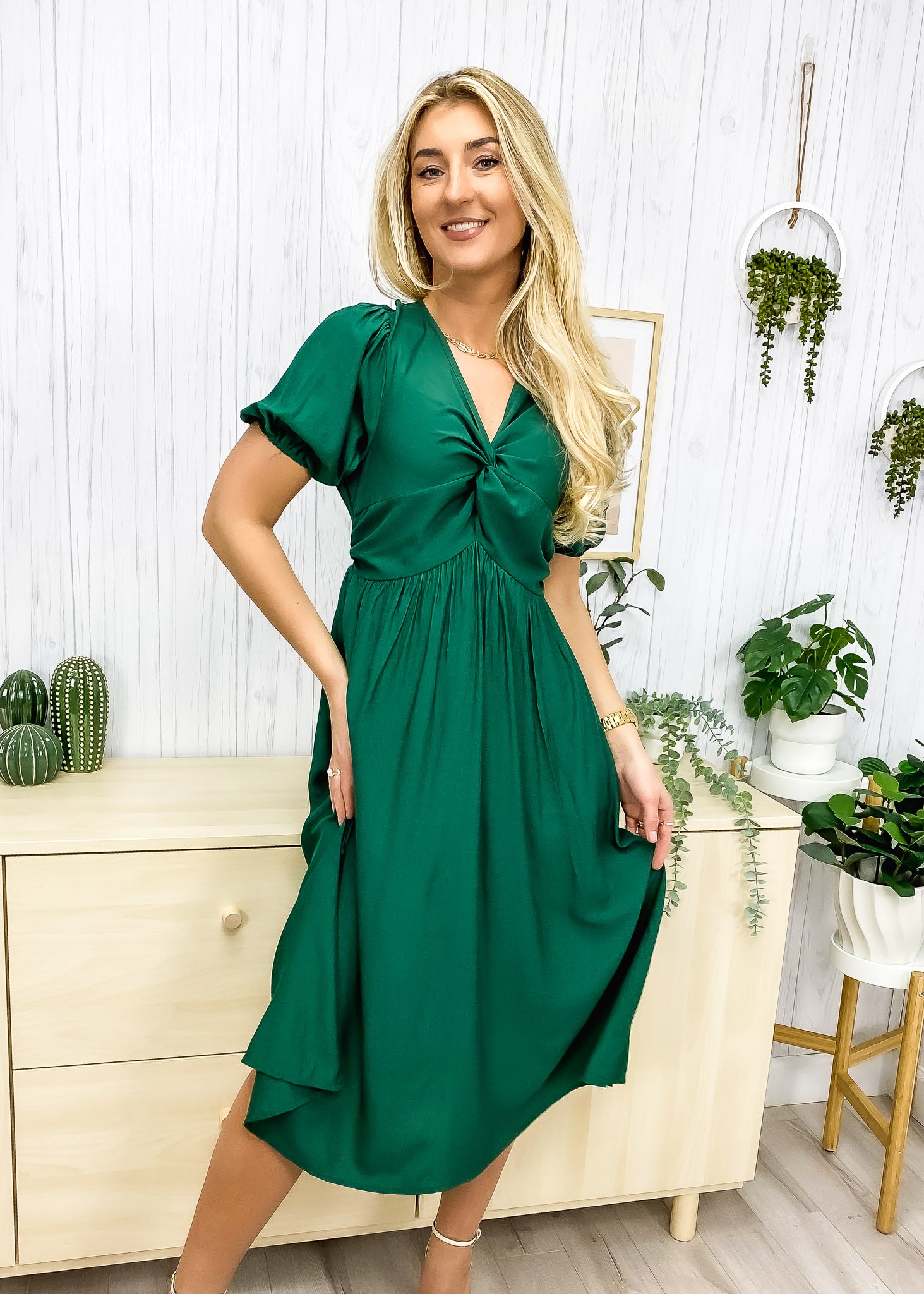 Vestido con mangas abullonadas y parte delantera torcida 