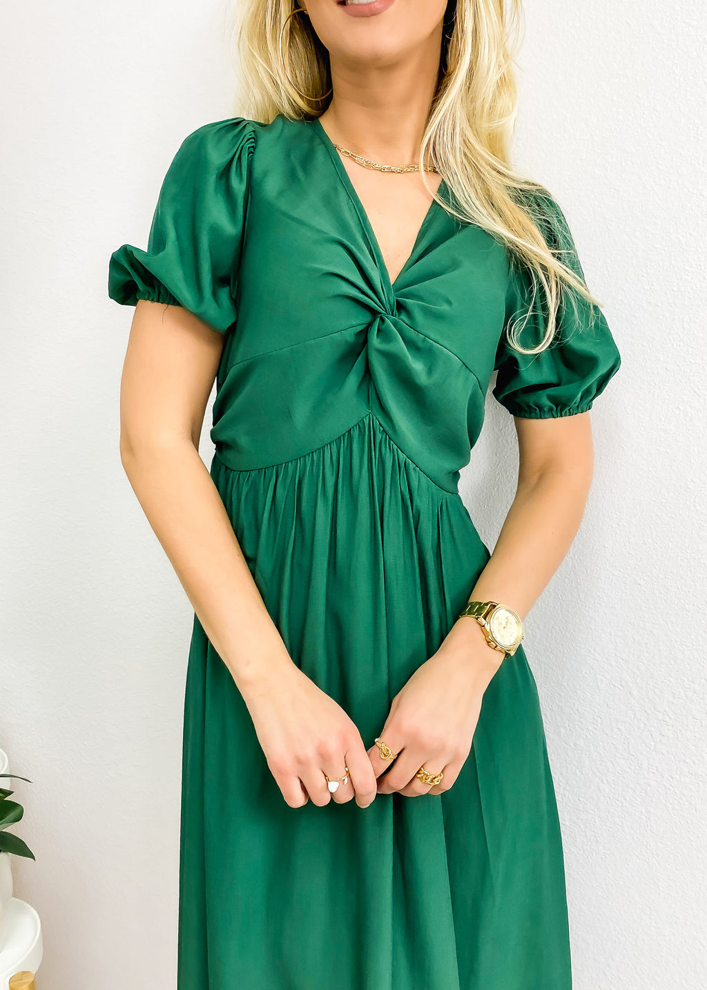 Vestido con mangas abullonadas y parte delantera torcida 