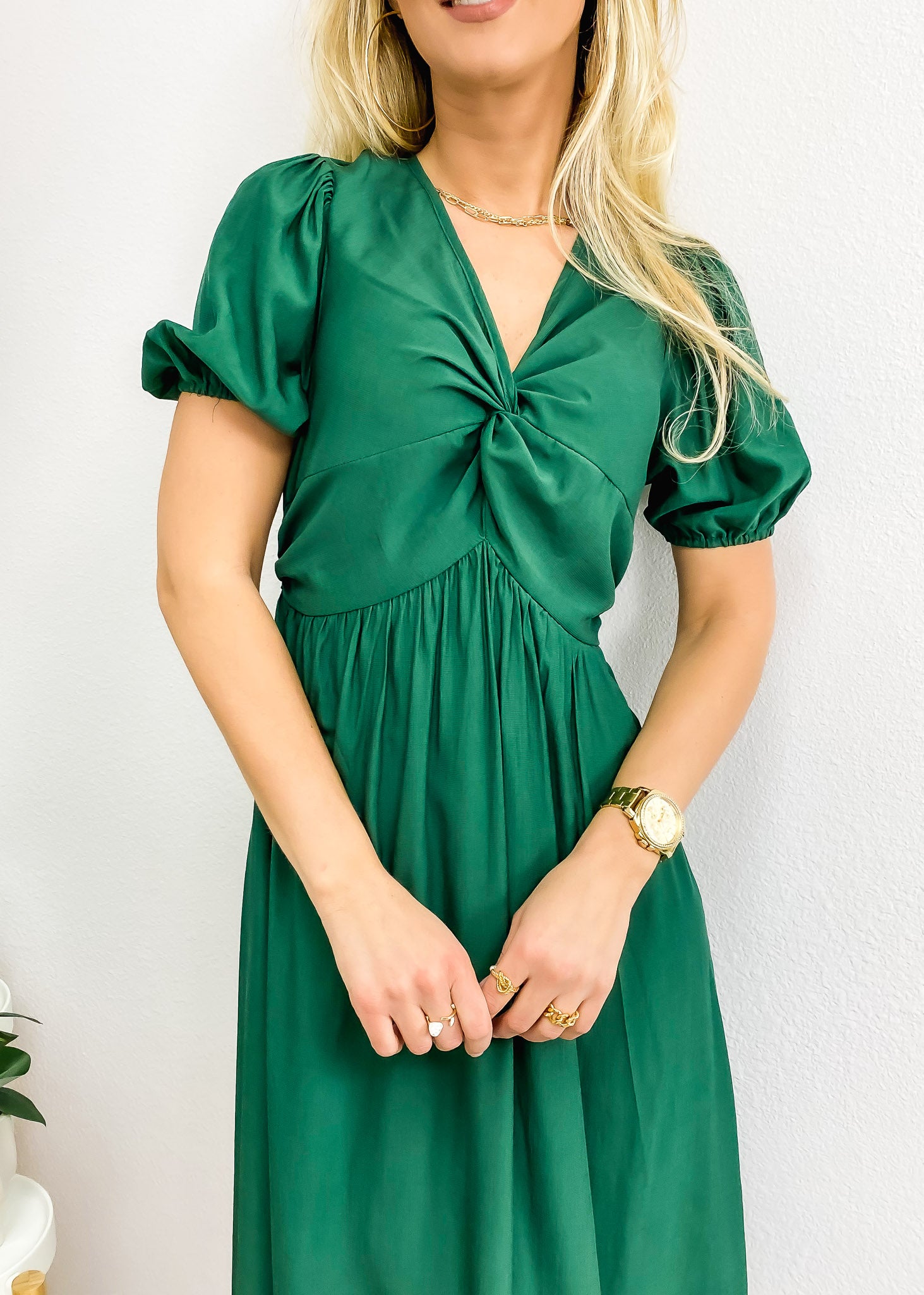 Vestido con mangas abullonadas y parte delantera torcida 