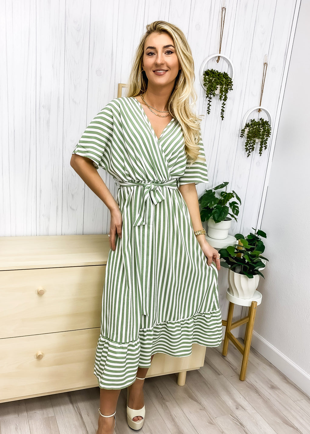 Vestido con cuello cruzado y estampado de rayas 