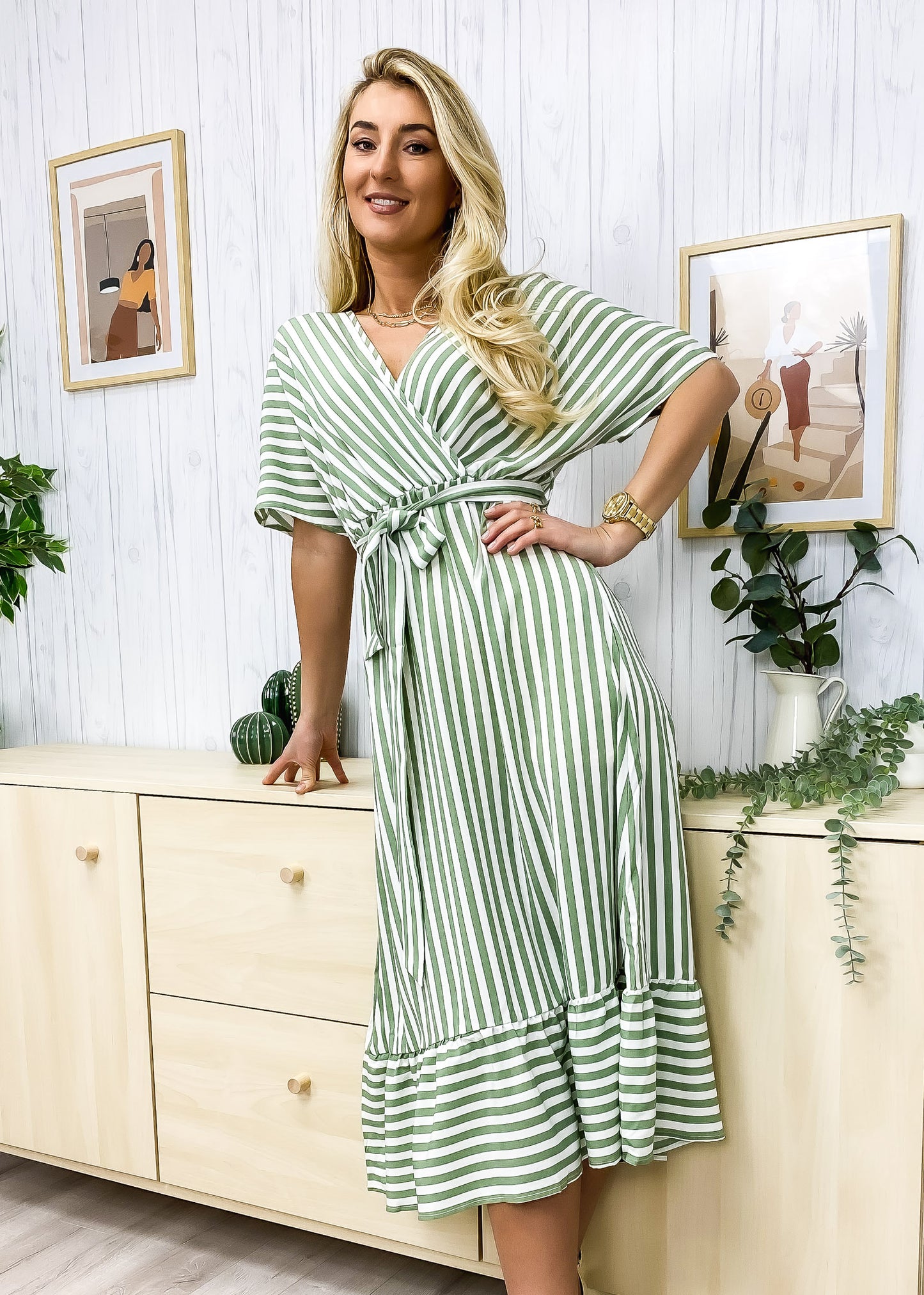 Vestido con cuello cruzado y estampado de rayas 