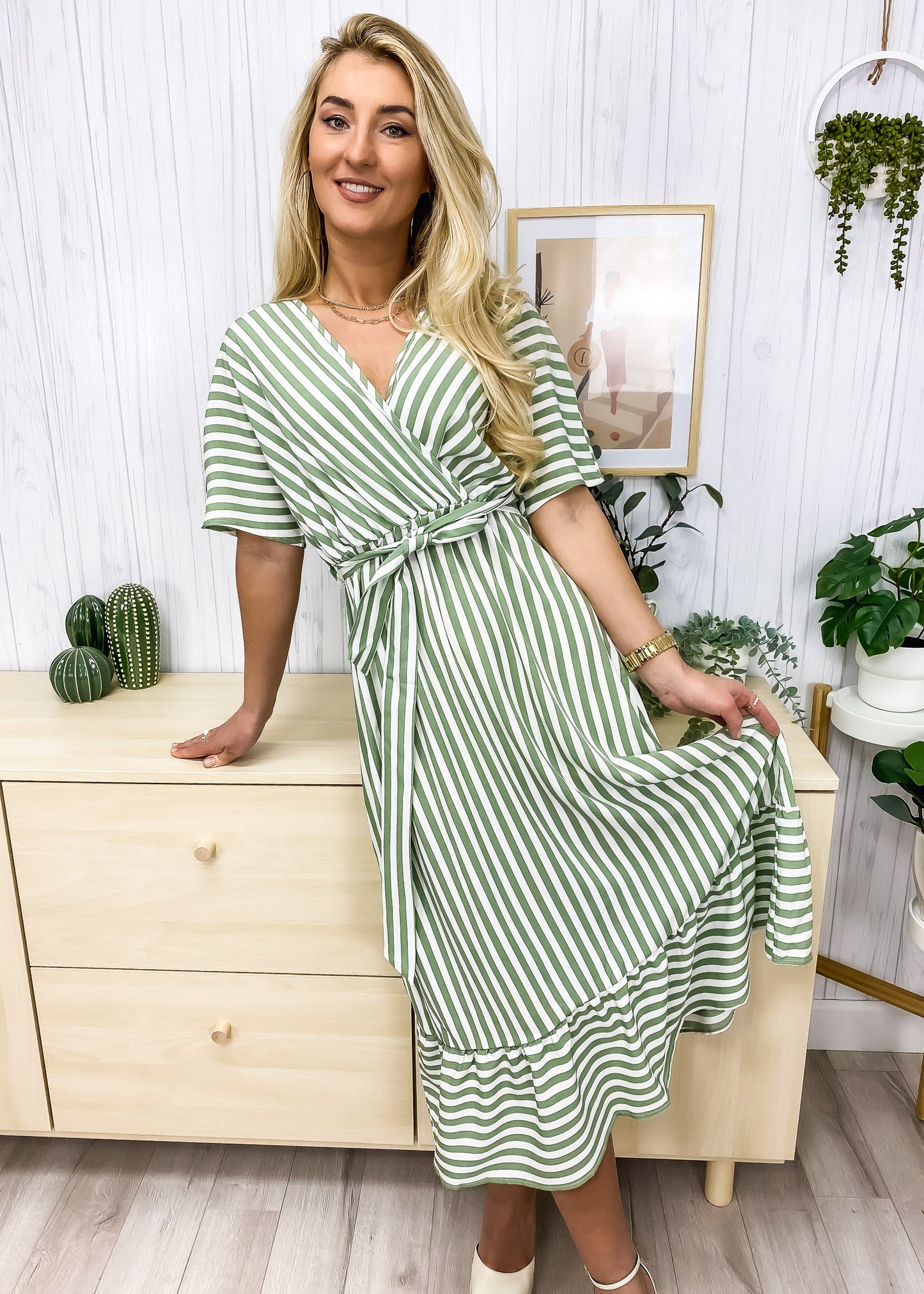 Vestido con cuello cruzado y estampado de rayas 