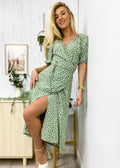 Vestido cruzado con mangas abullonadas y estampado de guepardo 