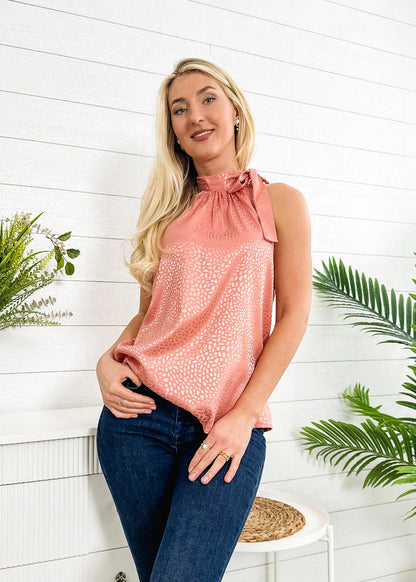 Top con cuello anudado y estampado animal