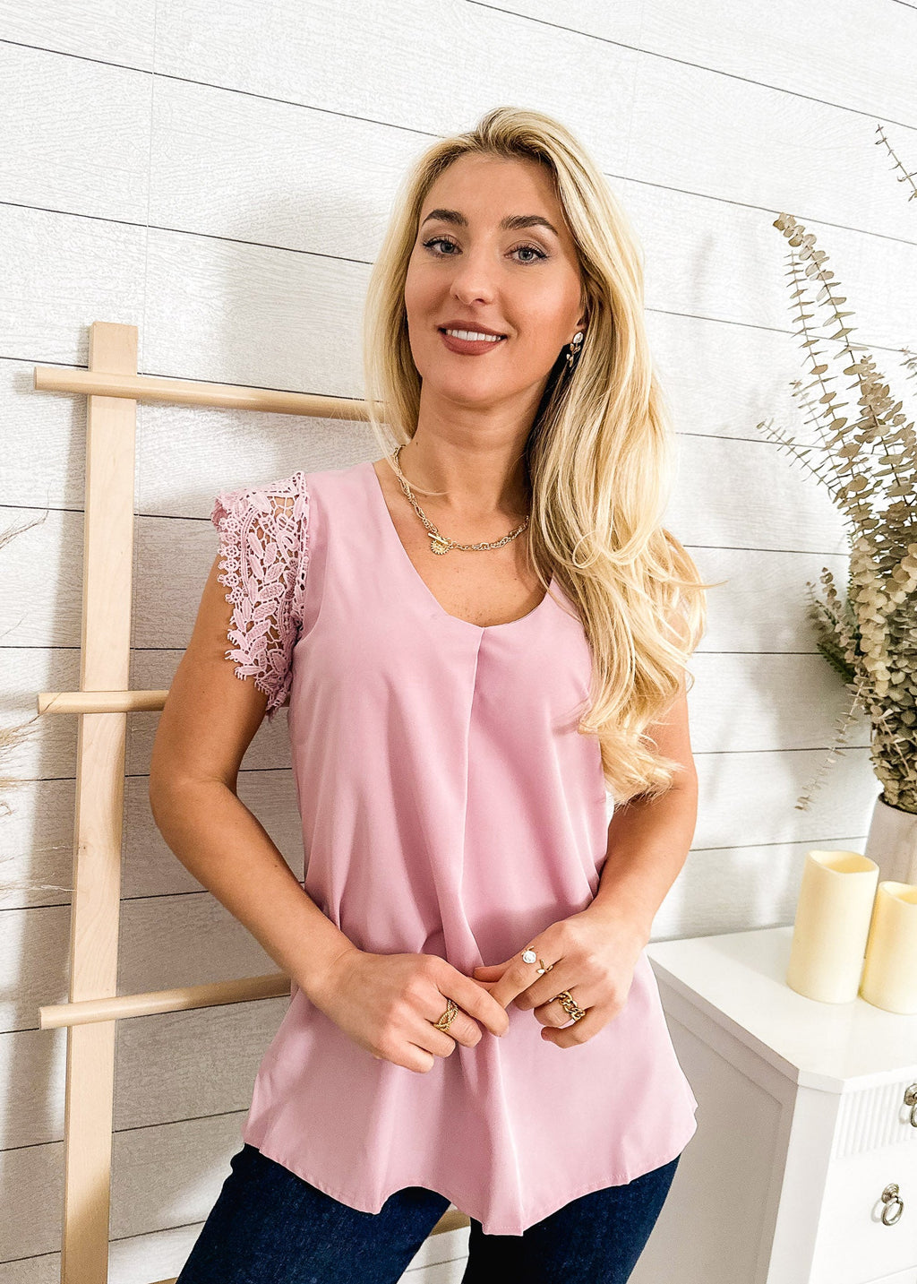 Blusa de tirantes plisada con encaje