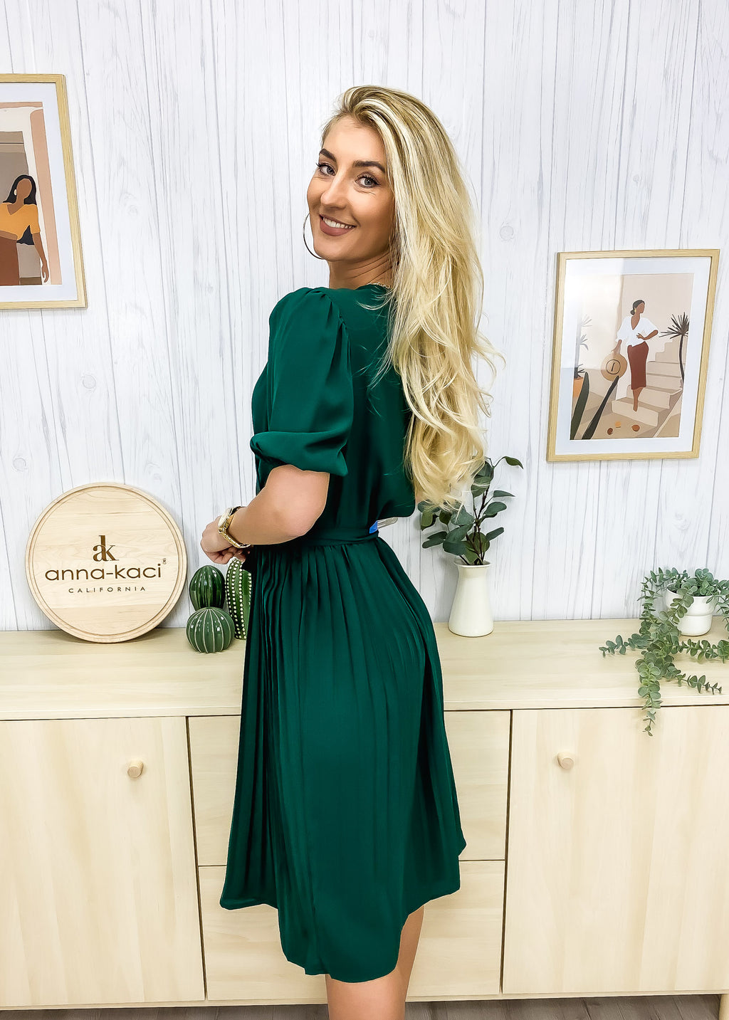 Vestido plisado con mangas abullonadas 