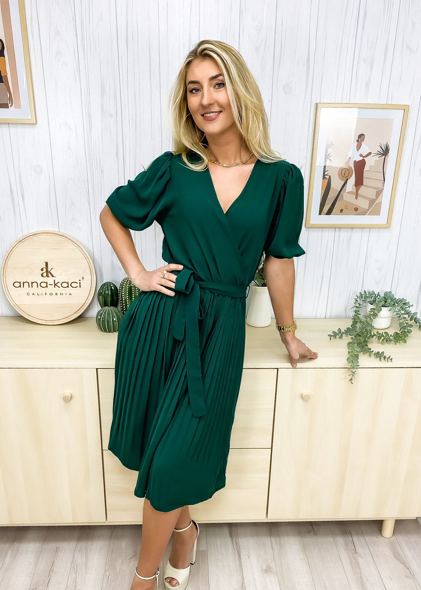 Vestido plisado con mangas abullonadas 