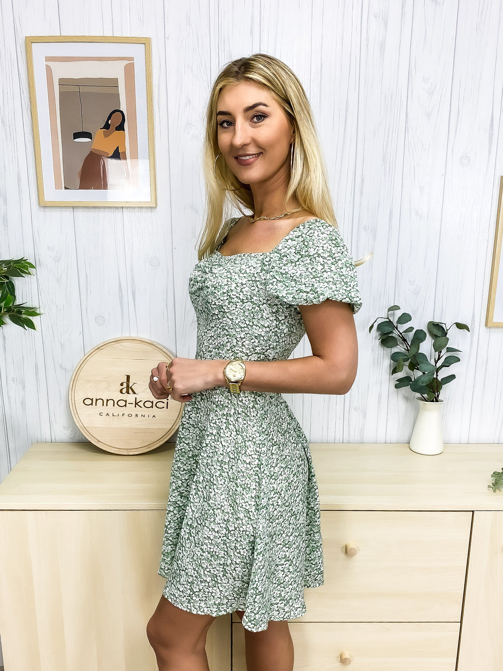 Vestido con escote corazón y mangas abullonadas 