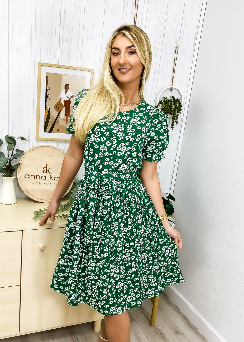 Vestido plisado con cuello y estampado floral 