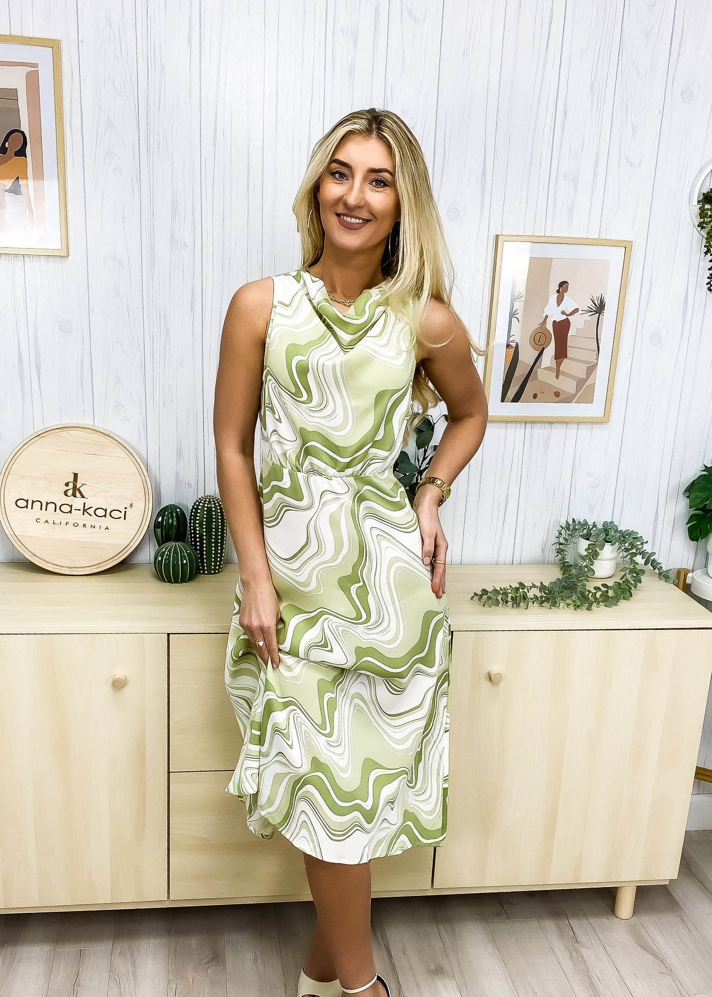 Vestido con cuello vuelto y estampado de ondas abstractas 