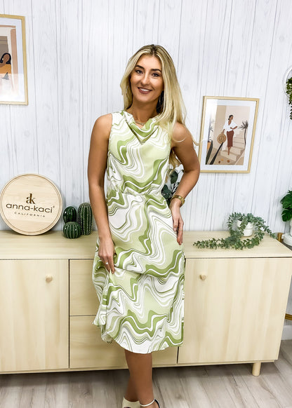 Vestido con cuello vuelto y estampado de ondas abstractas 