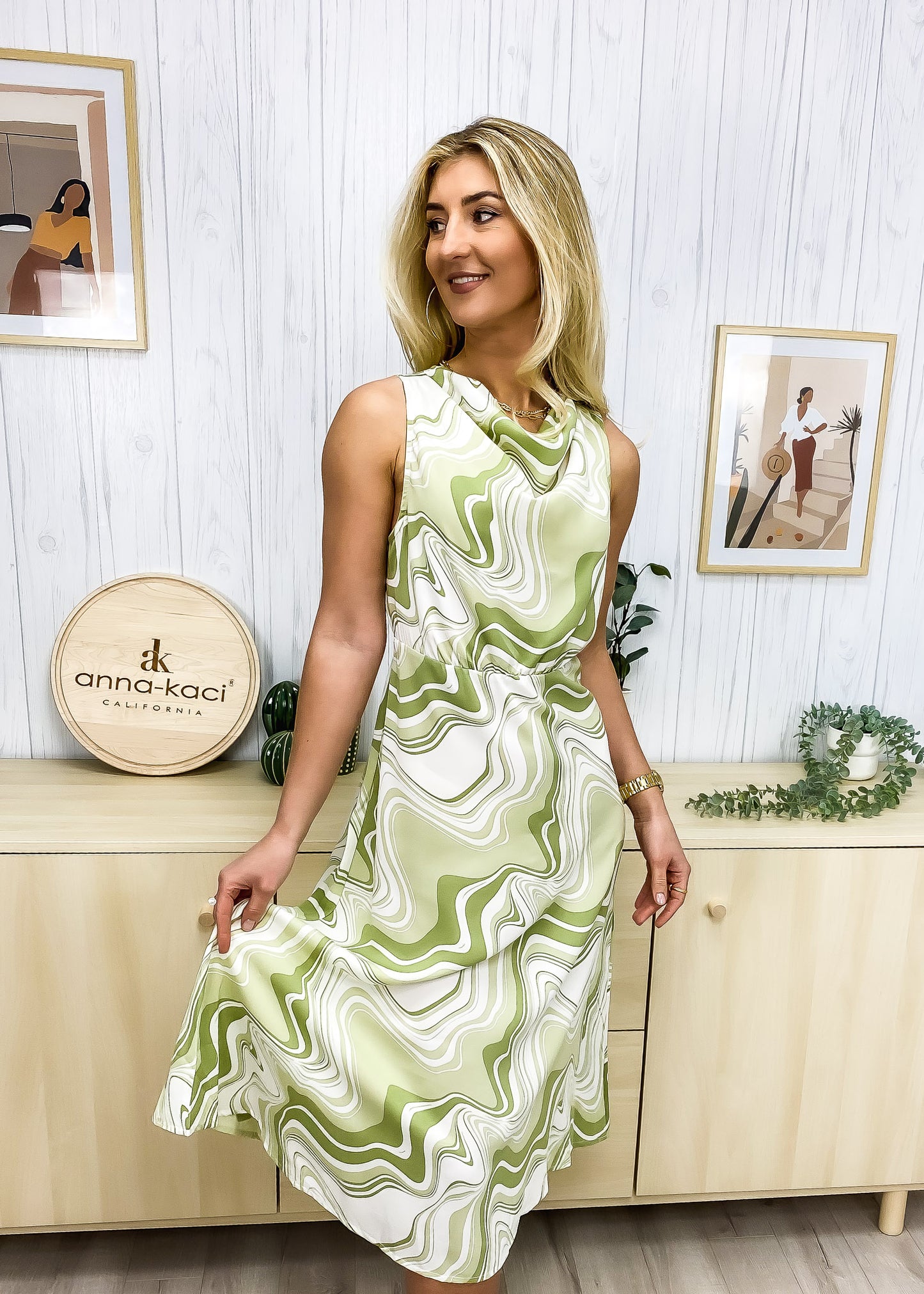 Vestido con cuello vuelto y estampado de ondas abstractas 