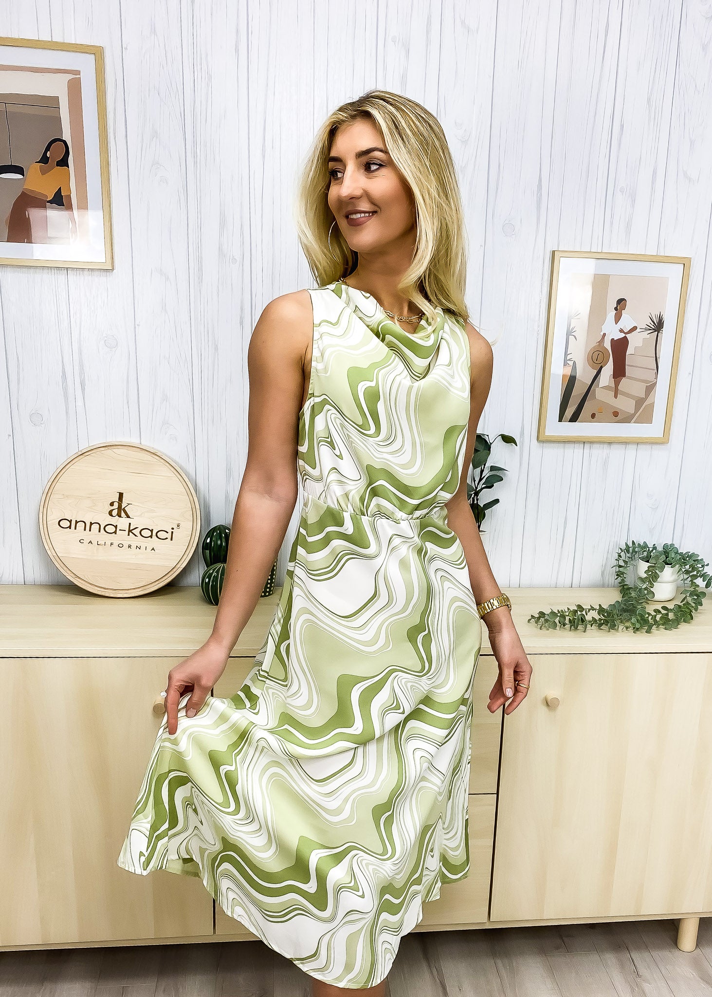 Vestido con cuello vuelto y estampado de ondas abstractas 