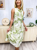 Vestido con cuello vuelto y estampado de ondas abstractas 