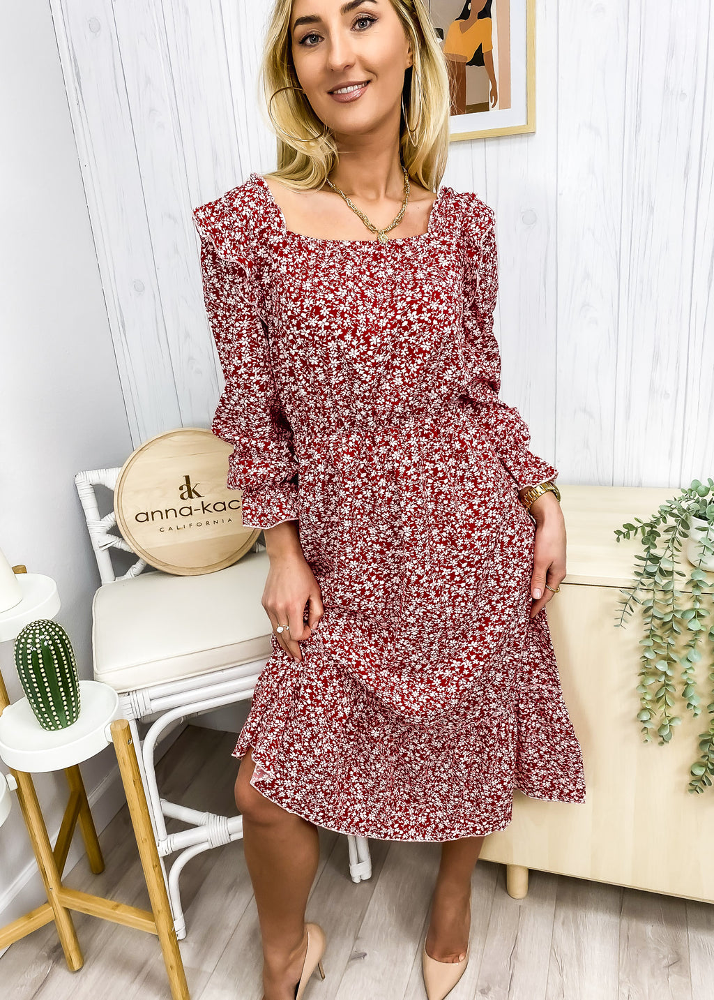 Vestido floral con escote cuadrado y volantes 