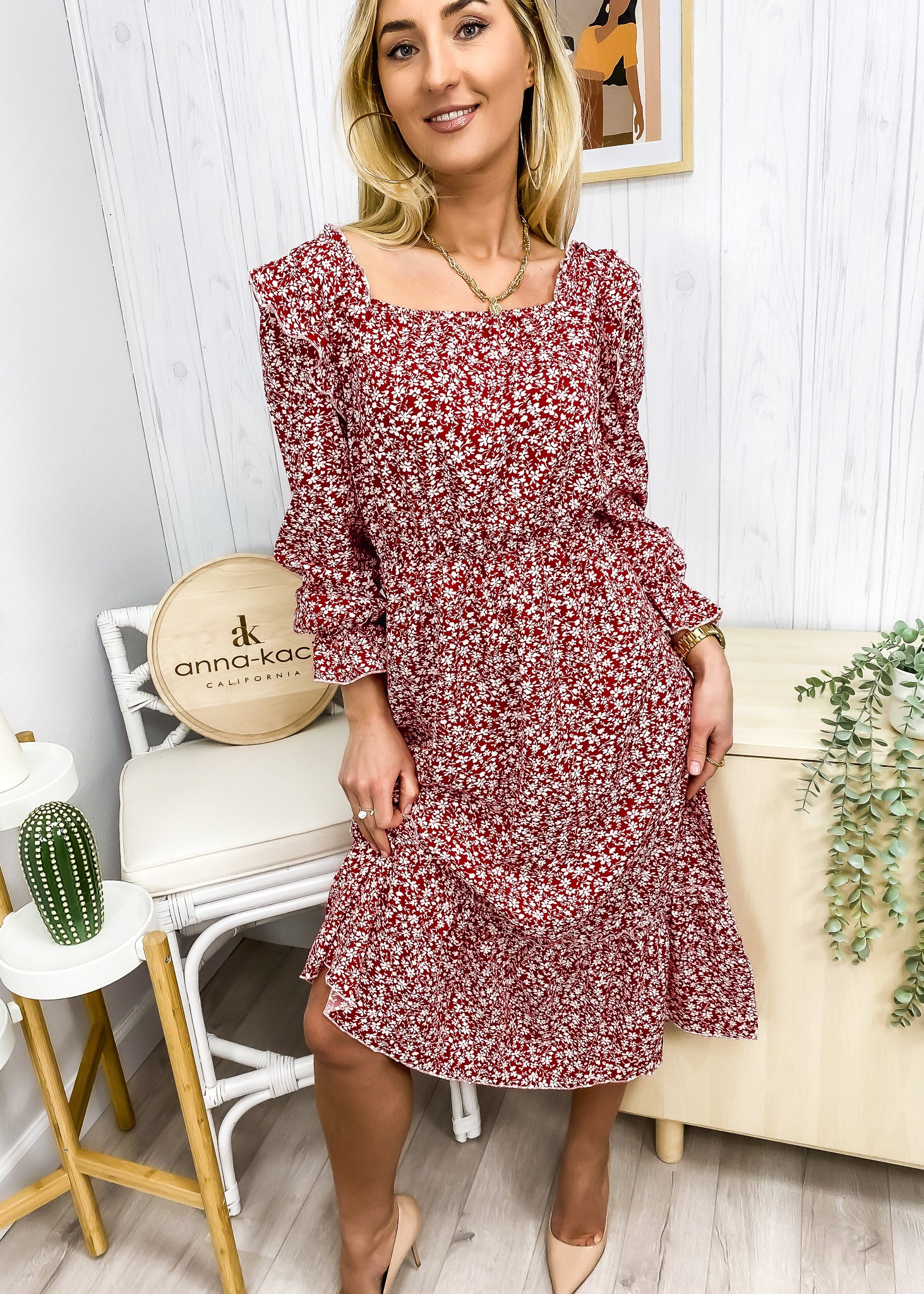 Vestido floral con escote cuadrado y volantes 