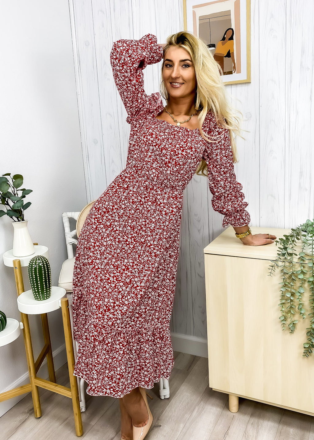 Vestido floral con escote cuadrado y volantes 