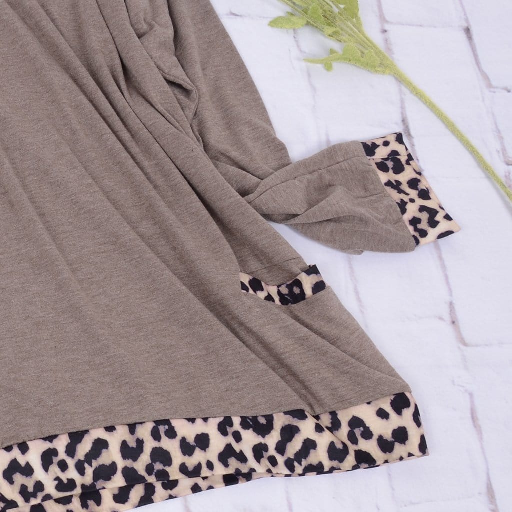 Suéter con bolsillos en contraste de leopardo