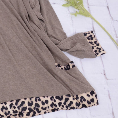 Suéter con bolsillos en contraste de leopardo