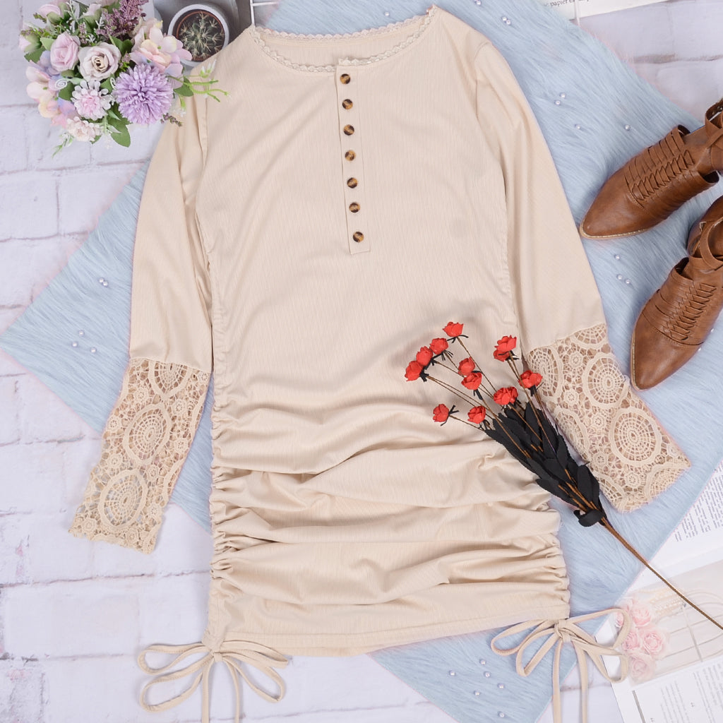 Vestido ajustado fruncido con botones en contraste 