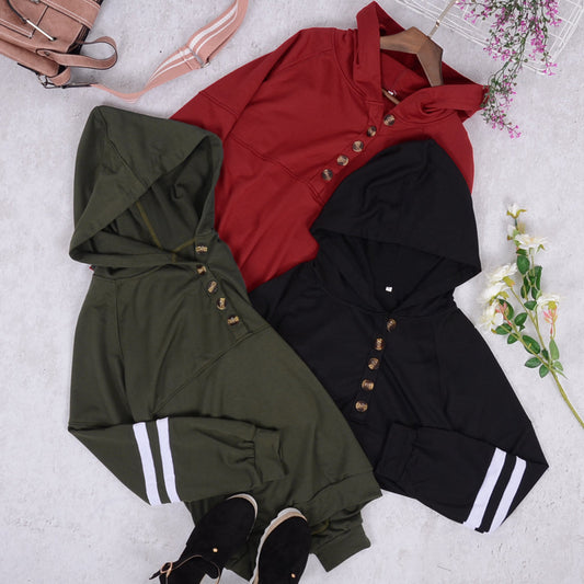 Sudadera con capucha y detalle de botones en la parte delantera 